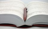 The open textbook with pen Royalty Free Stock Photos