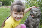 Girlie  near to concrete dog Royalty Free Stock Photography