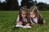 Two girl read book Royalty Free Stock Images