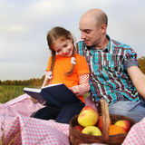 Father and daughter read book Royalty Free Stock Photography