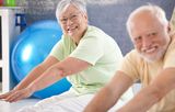 Vital old lady exercising Royalty Free Stock Photos