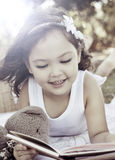 Young girl reading book Royalty Free Stock Photos