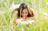 Woman read book in the park Royalty Free Stock Photos